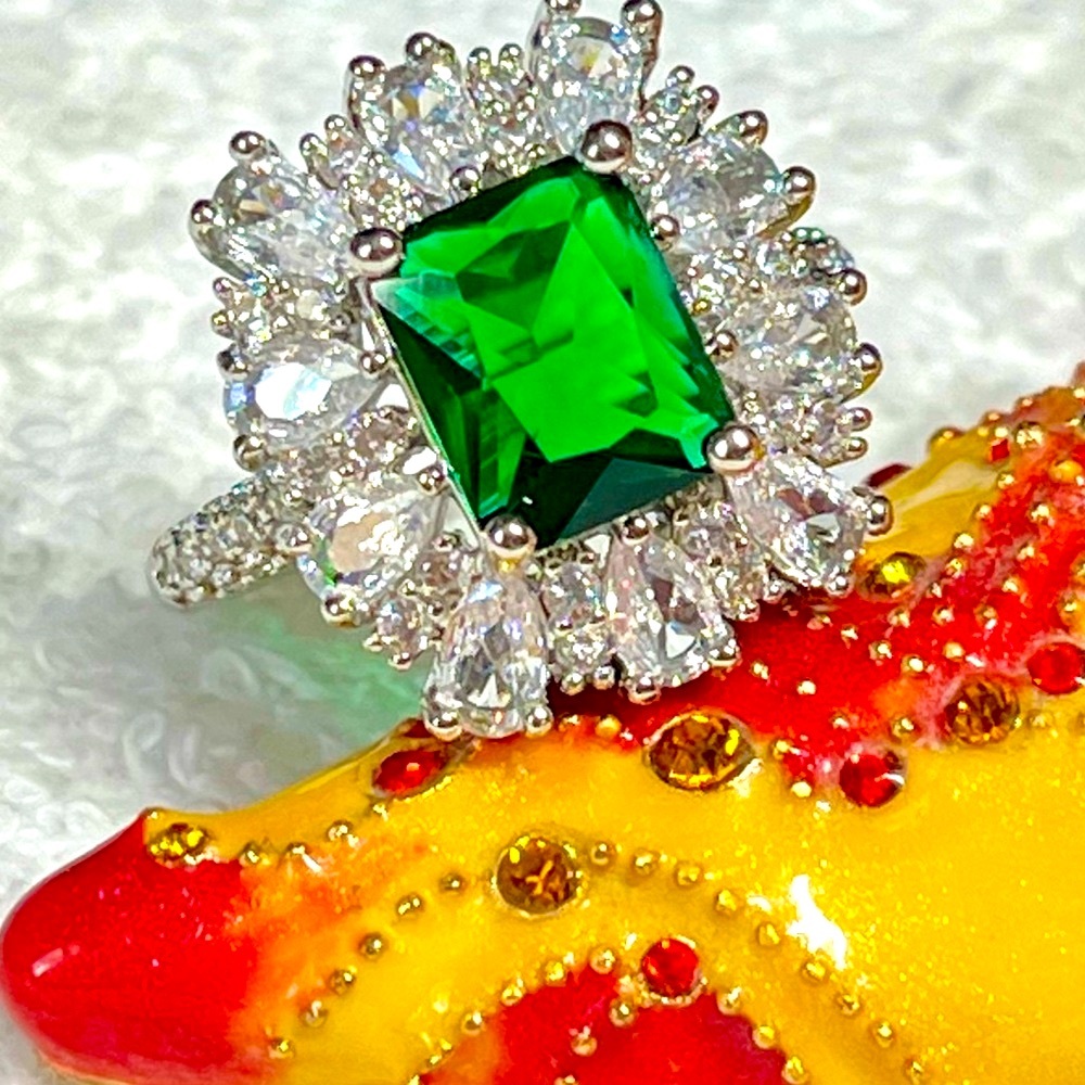 💋large bold Emerald cocktail ring